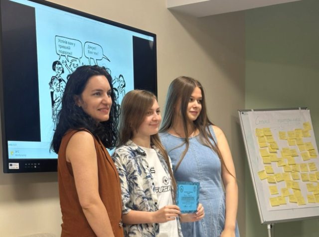 Вручення сертифікату учасниці